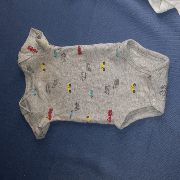 6 bodysuits - Picture 4 of 7